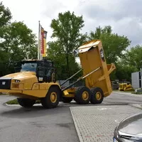 CAT 730: Autíčkář mezi obry