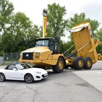 CAT 730: Autíčkář mezi obry