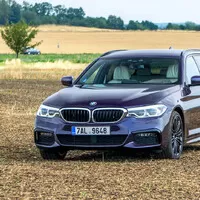 BMW 540i xDrive: Polštářky, dříví a rychlost.