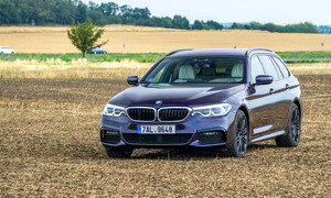 Recenze & testy: BMW 540i xDrive: Polštářky, dříví a rychlost.