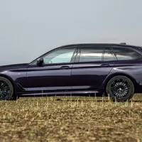 BMW 540i xDrive: Polštářky, dříví a rychlost.