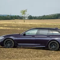 BMW 540i xDrive: Polštářky, dříví a rychlost.