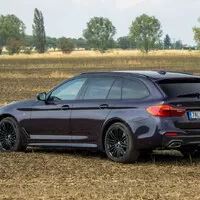 BMW 540i xDrive: Polštářky, dříví a rychlost.
