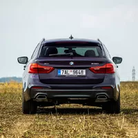 BMW 540i xDrive: Polštářky, dříví a rychlost.