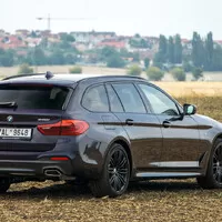 BMW 540i xDrive: Polštářky, dříví a rychlost.