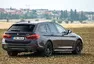 BMW 540i xDrive: Polštářky, dříví a rychlost.