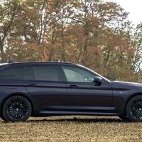 BMW 540i xDrive: Polštářky, dříví a rychlost.