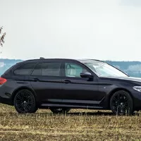 BMW 540i xDrive: Polštářky, dříví a rychlost.