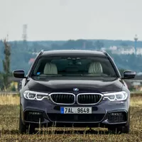 BMW 540i xDrive: Polštářky, dříví a rychlost.