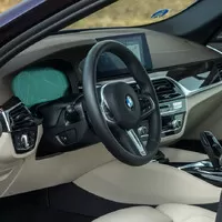BMW 540i xDrive: Polštářky, dříví a rychlost.