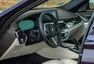 BMW 540i xDrive: Polštářky, dříví a rychlost.