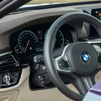 BMW 540i xDrive: Polštářky, dříví a rychlost.