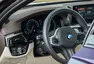 BMW 540i xDrive: Polštářky, dříví a rychlost.
