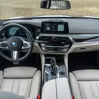 BMW 540i xDrive: Polštářky, dříví a rychlost.
