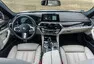 BMW 540i xDrive: Polštářky, dříví a rychlost.
