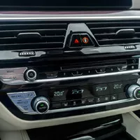BMW 540i xDrive: Polštářky, dříví a rychlost.