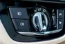 BMW 540i xDrive: Polštářky, dříví a rychlost.