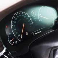 BMW 540i xDrive: Polštářky, dříví a rychlost.
