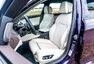 BMW 540i xDrive: Polštářky, dříví a rychlost.