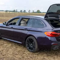 BMW 540i xDrive: Polštářky, dříví a rychlost.