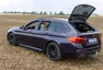 BMW 540i xDrive: Polštářky, dříví a rychlost.