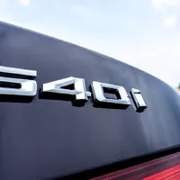 BMW 540i xDrive: Polštářky, dříví a rychlost.