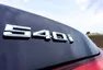BMW 540i xDrive: Polštářky, dříví a rychlost.