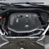 BMW 540i xDrive: Polštářky, dříví a rychlost.
