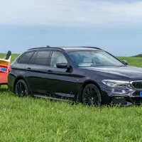 BMW 540i xDrive: Polštářky, dříví a rychlost.
