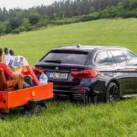 BMW 540i xDrive: Polštářky, dříví a rychlost.