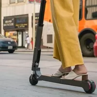 Ford, Seat, Kia... Automobilky přesedlávají na koloběžky. Blíží se konec světa?