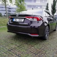 Toyota Corolla SD 1.8 Hybrid Executive: Přepravní kapsle pro každého?