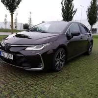 Toyota Corolla SD 1.8 Hybrid Executive: Přepravní kapsle pro každého?
