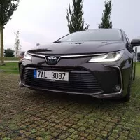 Toyota Corolla SD 1.8 Hybrid Executive: Přepravní kapsle pro každého?