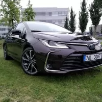 Toyota Corolla SD 1.8 Hybrid Executive: Přepravní kapsle pro každého?