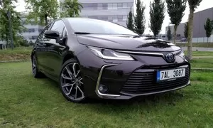 Recenze & testy: Toyota Corolla SD 1.8 Hybrid Executive: Přepravní kapsle pro každého?