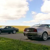 Jaguar XKR vs. Maserati Coupe 4200GT Cambiocorsa: Síla nostalgie