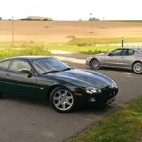 Jaguar XKR vs. Maserati Coupe 4200GT Cambiocorsa: Síla nostalgie