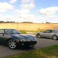 Jaguar XKR vs. Maserati Coupe 4200GT Cambiocorsa: Síla nostalgie