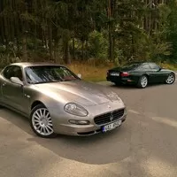 Jaguar XKR vs. Maserati Coupe 4200GT Cambiocorsa: Síla nostalgie