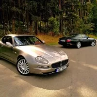 Jaguar XKR vs. Maserati Coupe 4200GT Cambiocorsa: Síla nostalgie