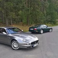 Jaguar XKR vs. Maserati Coupe 4200GT Cambiocorsa: Síla nostalgie