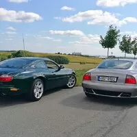 Jaguar XKR vs. Maserati Coupe 4200GT Cambiocorsa: Síla nostalgie