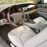 Jaguar XKR vs. Maserati Coupe 4200GT Cambiocorsa: Síla nostalgie