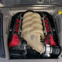 Jaguar XKR vs. Maserati Coupe 4200GT Cambiocorsa: Síla nostalgie