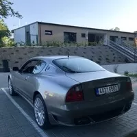 Jaguar XKR vs. Maserati Coupe 4200GT Cambiocorsa: Síla nostalgie