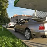 Jaguar XKR vs. Maserati Coupe 4200GT Cambiocorsa: Síla nostalgie