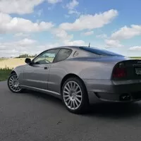 Jaguar XKR vs. Maserati Coupe 4200GT Cambiocorsa: Síla nostalgie