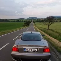 Jaguar XKR vs. Maserati Coupe 4200GT Cambiocorsa: Síla nostalgie