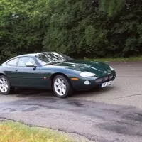 Jaguar XKR vs. Maserati Coupe 4200GT Cambiocorsa: Síla nostalgie